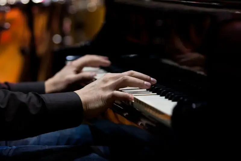 Does playing piano change your hands?