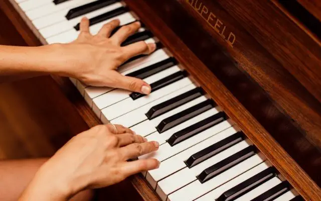 What is the difference between a pianist’s hand and a non-pianist one?