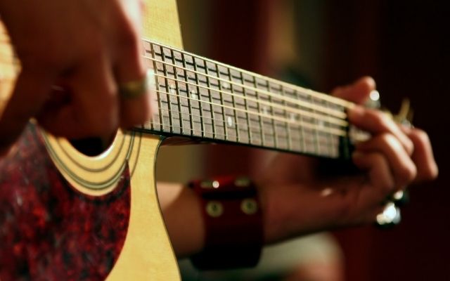 Acoustic vs classical: neck and ergonomics for fingerstyle?