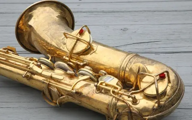 Do dents affect saxophone sound?